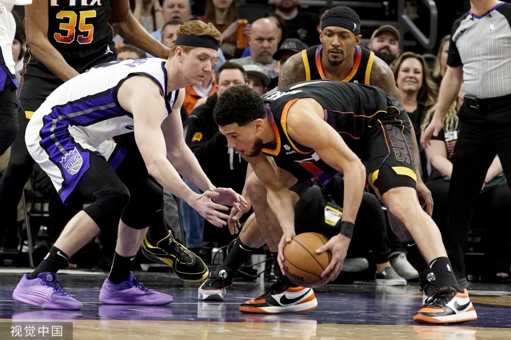 甲赛场上展 甲赛场上展